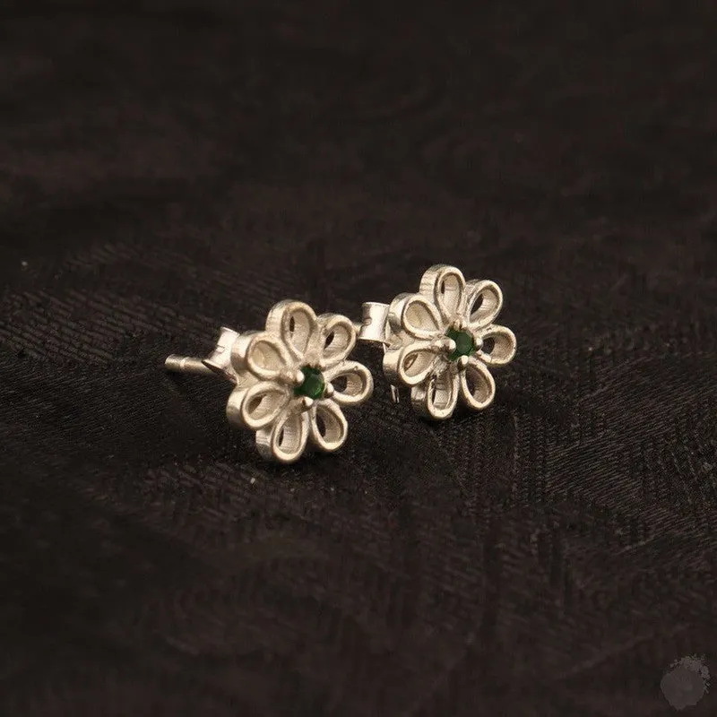 Emerald Enchantment: Daisy Elegance