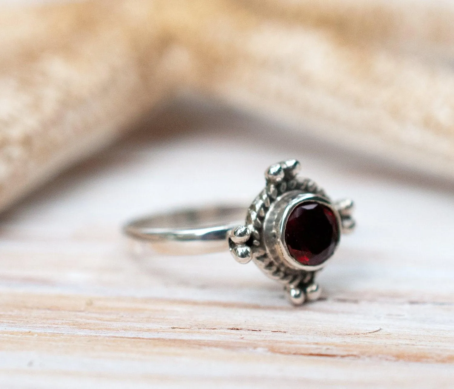 Kauai Ring ~ Garnet ~ Sterling Silver 925 ~ MR097