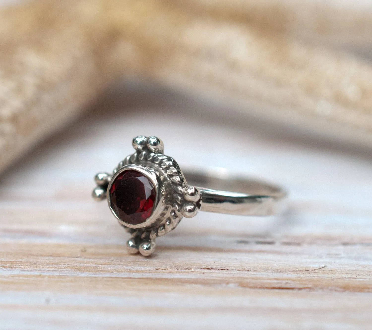 Kauai Ring ~ Garnet ~ Sterling Silver 925 ~ MR097