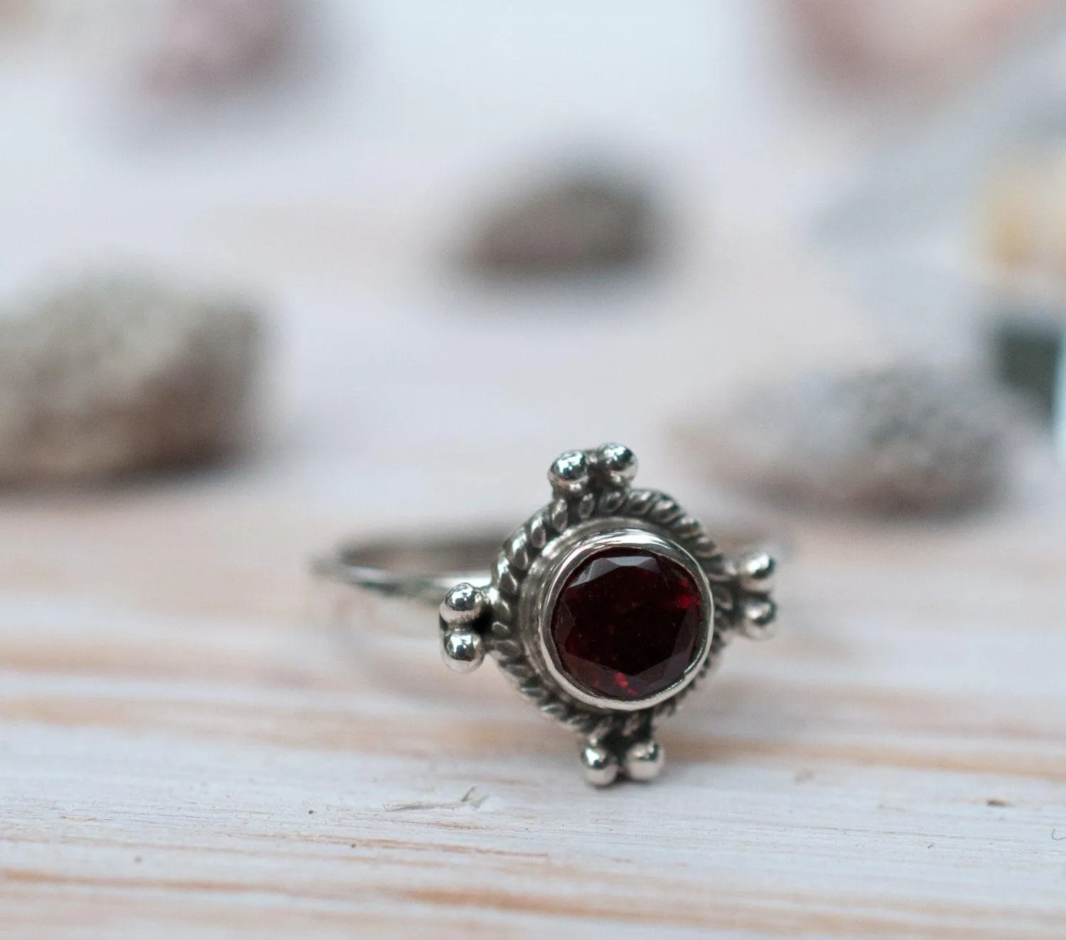 Kauai Ring ~ Garnet ~ Sterling Silver 925 ~ MR097