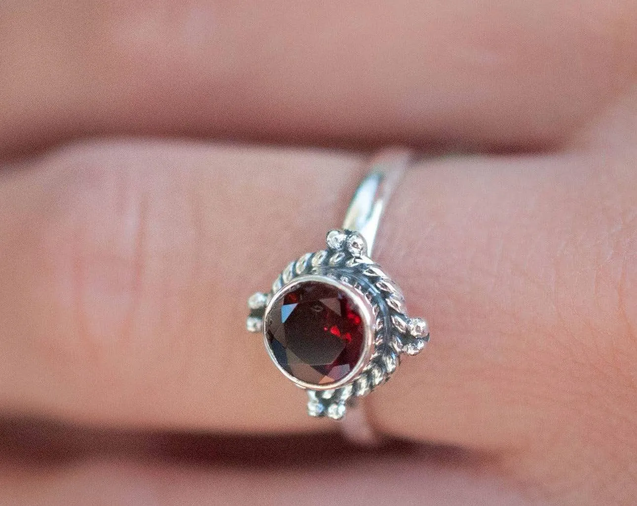 Kauai Ring ~ Garnet ~ Sterling Silver 925 ~ MR097