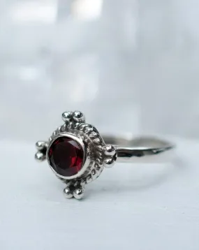 Kauai Ring ~ Garnet ~ Sterling Silver 925 ~ MR097