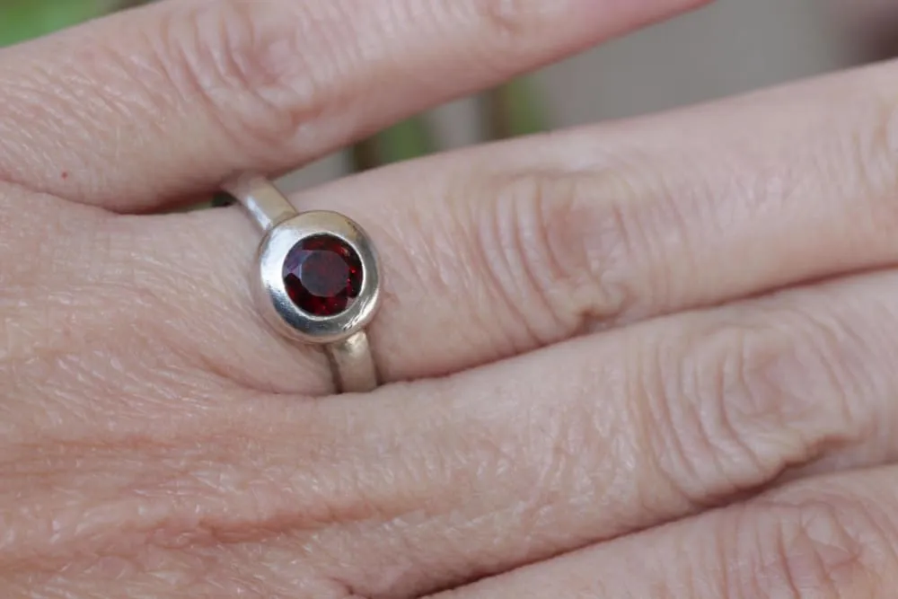 SILVER GARNET RING