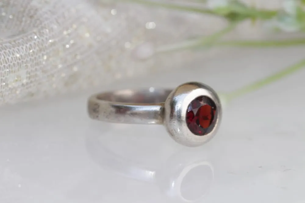 SILVER GARNET RING