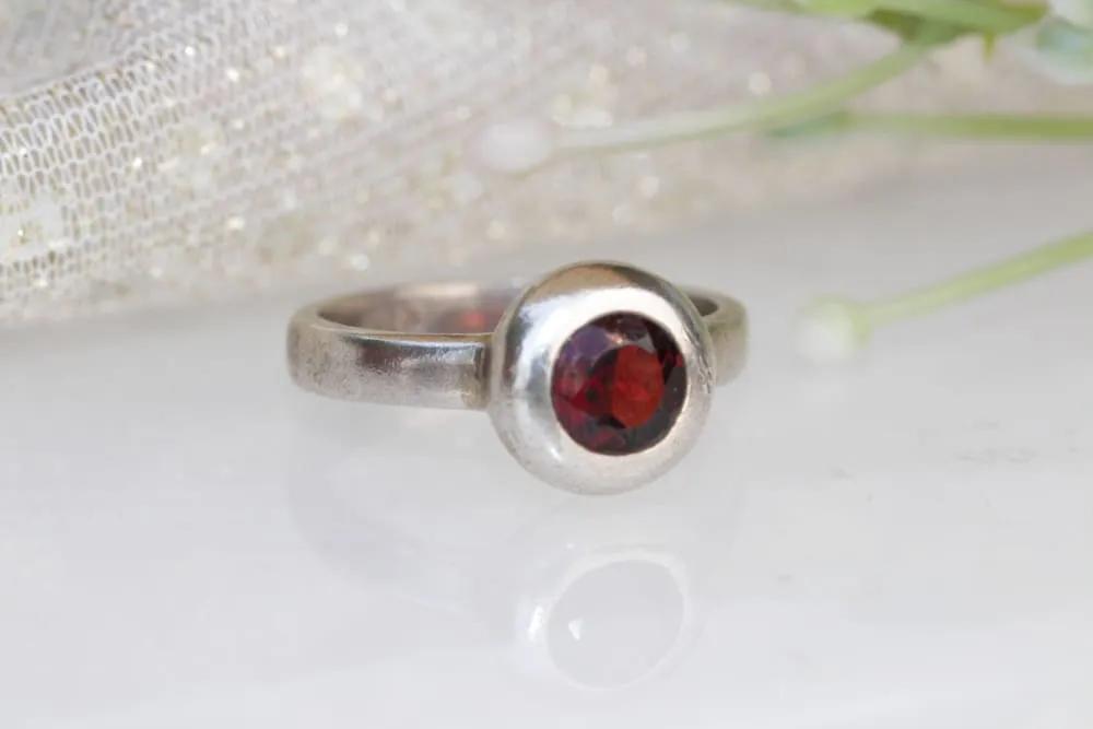 SILVER GARNET RING