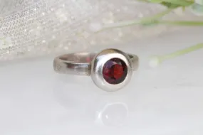 SILVER GARNET RING