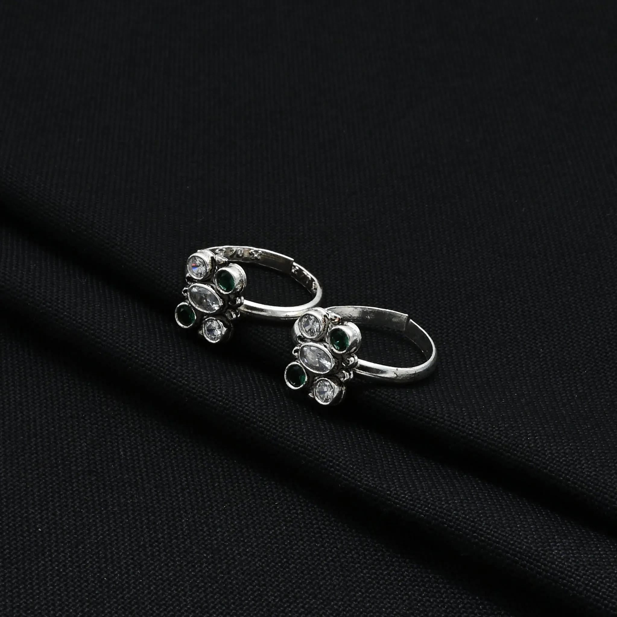 Silver Grace of Green Stone Toe Rings